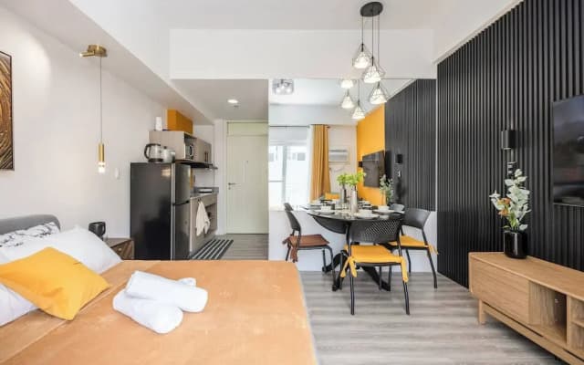 Stylish Condo 3-minutes to Airport, Poolview at Amani Grand Resort Residences