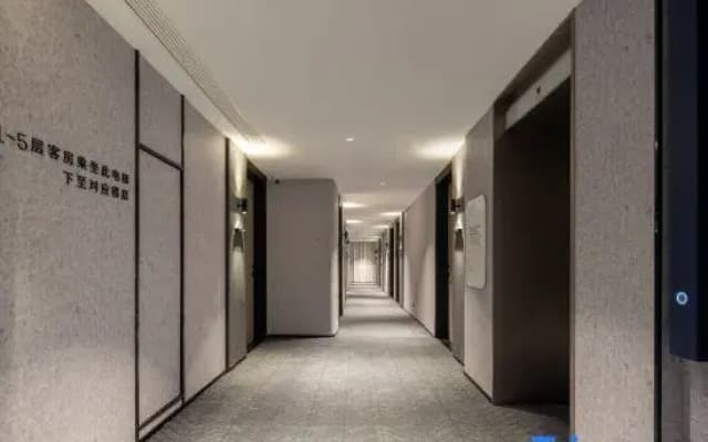 Suzhou Guanqian Street Chayuan Station Light Residence Hotel