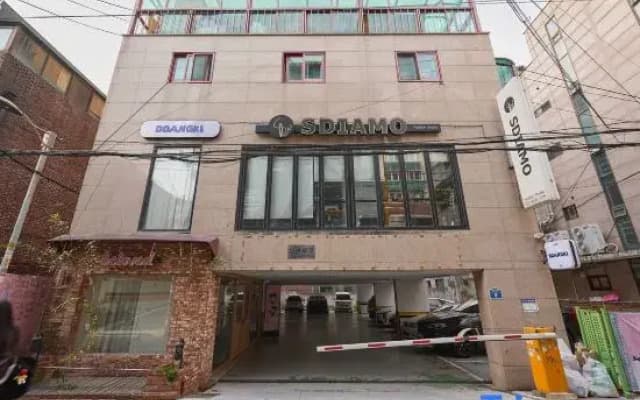 Hongdae Lovely  House. Big Room. Hongdae University Station. Exit 7. Walk 2 min