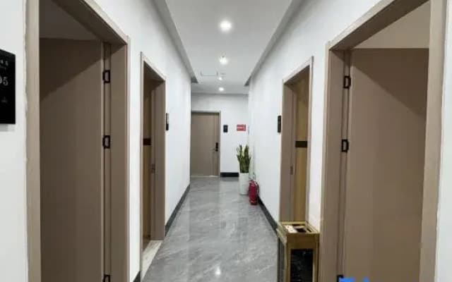 Xiyayuan Hotel (Baishazhou Avenue Fenghuo Village Subway Station)