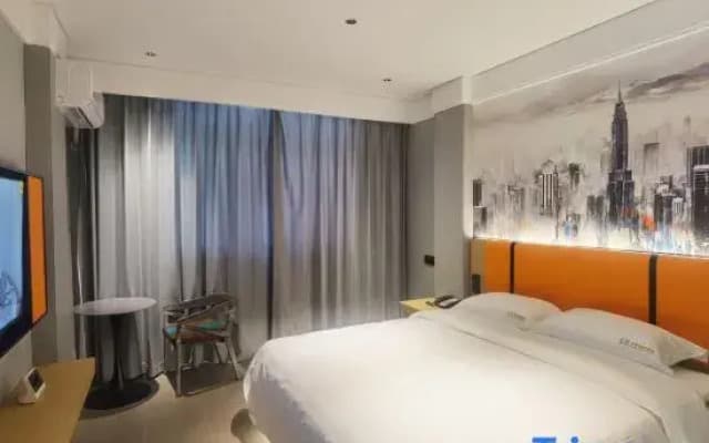 Yiju Future Intelligent Hotel (Biyang People's Hospital Shop)