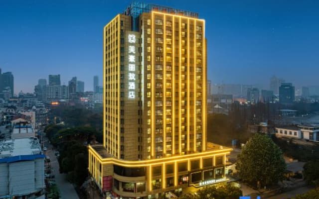 Mehood Ritz Hotel (Wuhu Pedestrian Street Jinghu Park)