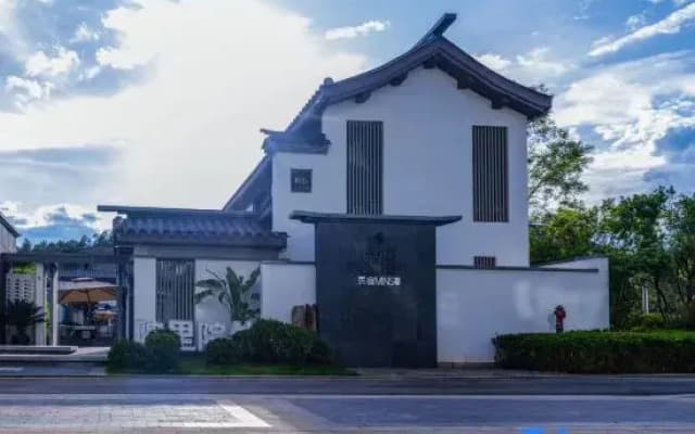 Chuxiong Yuanliyuan Outside Hotel