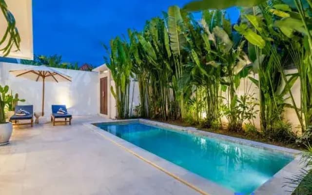 Eleven villa - Tropical 3BR Canggu Stay w Pool, Balcony & Office