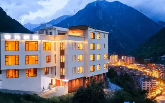Shiwai Qilan Homestay (Kangding Love Song Square Liuliu City)
