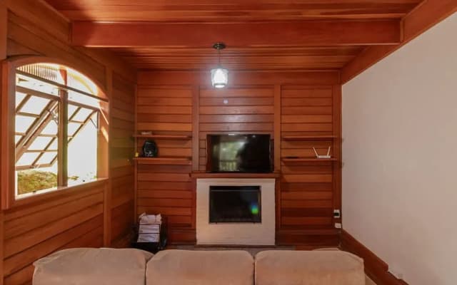 Casa com Lareira e 3 su tes no Parque das Fontes