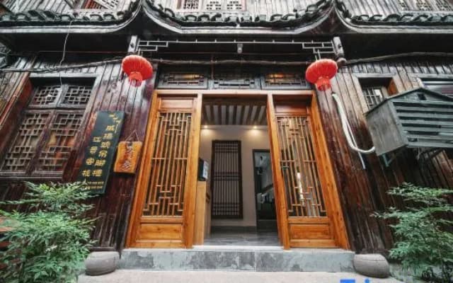Weiqi Diaojiaolou River View Homestay (Phoenix Ancient City Scenic Area)