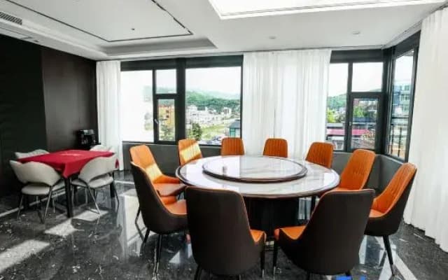 Cityview Westbank Hotel