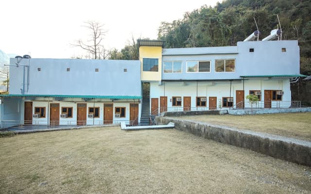 Fabhotel Royal Om River Resort
