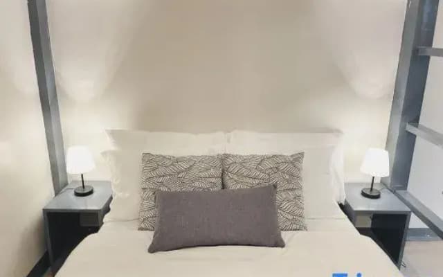 Easy Access Stay, Minutes from Airport on Main Road