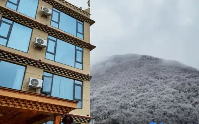 In Heishui Village, there is a poetic homestay