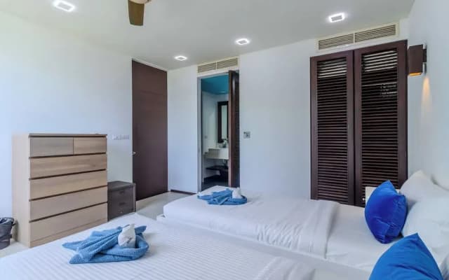2BR Pool View Short Walk to Beach C254
