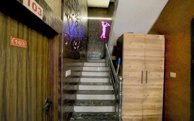 Fabhotel Ceerock