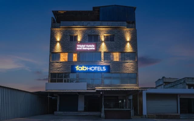 Fabhotel Triotel Inn