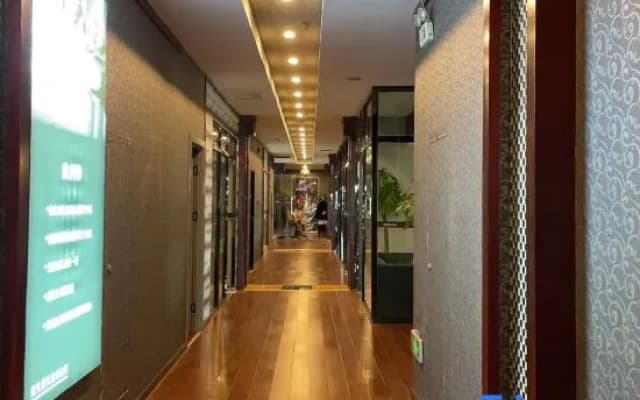 Yichang Lvyue Hotel (AQUA PLAZA& Three Gorges University Shop)