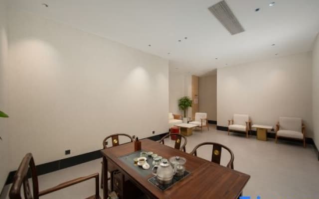 Yilong Ruiyun Hotel (Xinyang Railway Station Tianrun Square Branch)
