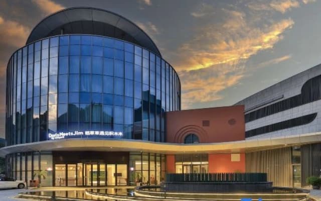 Cloud and straw meet the building block hotel