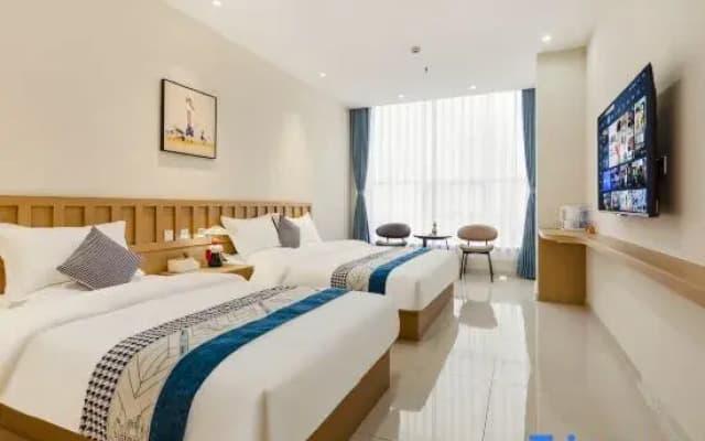 Zhengding Little Dolphin Business Hotel
