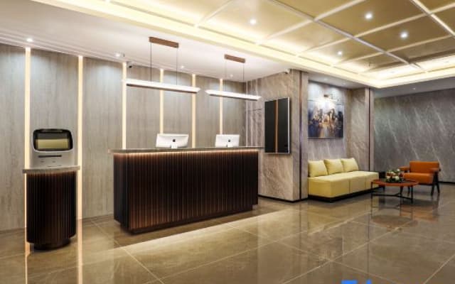 Shenyang Movie Hotel (Mix City Radio and TV Tower Night Market)
