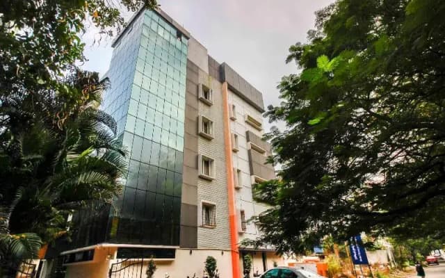Capital O 68918 Sravya Grand Residency