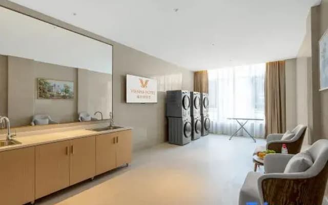 Vienna Hotel（Xingshan High Speed Rail Station Store）