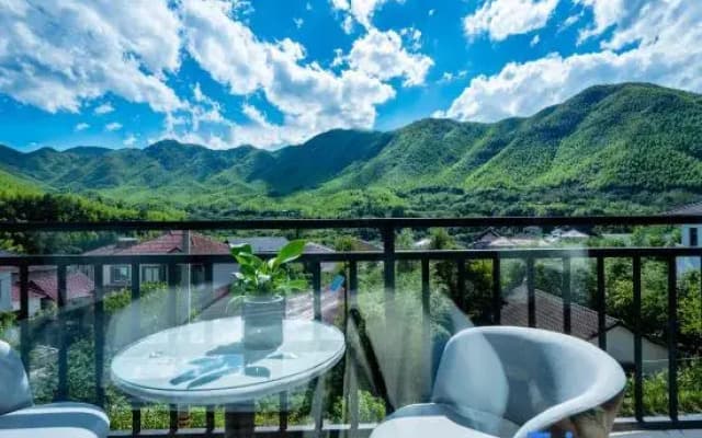 Dragon Pool Inn (Anji Zhangcun Longwang Mountain Gorge Rafting Branch)