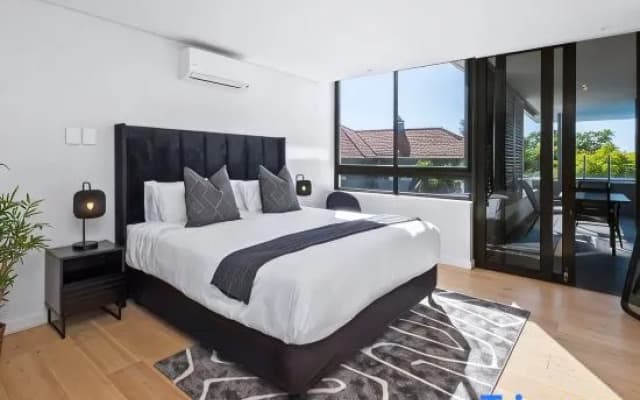 Luxury 2 Bed located in the heart of Greenpoint.