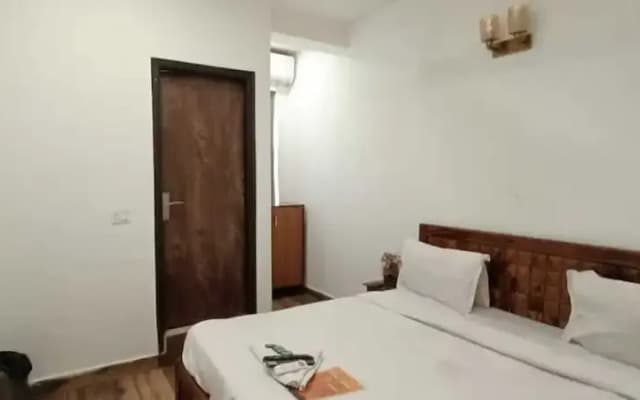 Roomshala Hotel Seven Near Aims