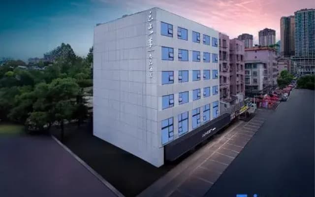 Yunshang Siji Shangpin Hotel (Liupanshui Wanda Plaza High-speed Railway Station Branch)