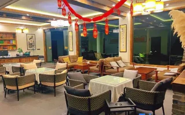 Emeishan Yuezhuang Qingyin Hot Spring Homestay