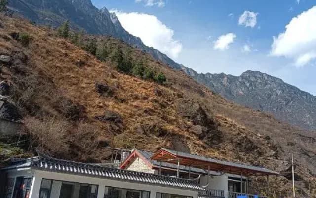 Tiger Leaping Gorge Huaxia Mingchuan Chinese Inn