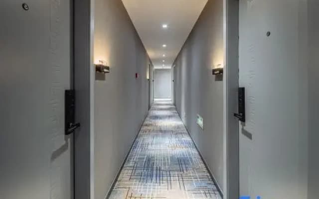 Huayu Light Hotel (Keqiao RT-Mart Pearl Square Subway Station Branch)