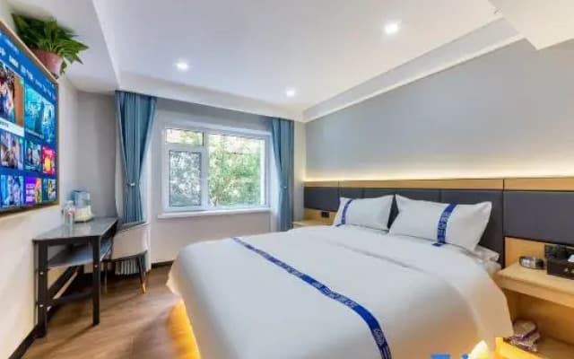 Lando Smart Cloud Hotel (Lanzhou Center Branch at Xizhan Cross Metro Station)