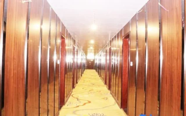 Huayi Hotel (Huitong RT Mart store, Mengshan Avenue, Linyi)