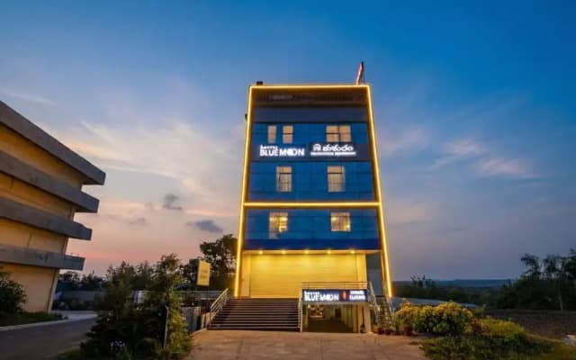 Fabhotel Blue Moon