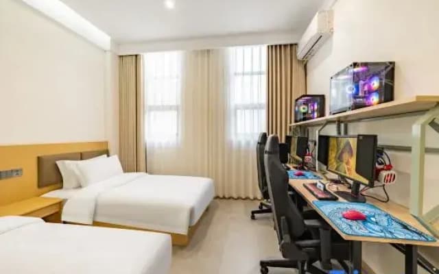 Yunjing E-Sports Hotel (Fengjie County High-Speed Rail Station)