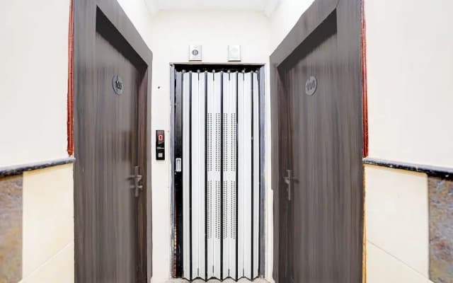 FabHotel Comfort Stay I - 700m from Metro Multispeciality Hospital Noida
