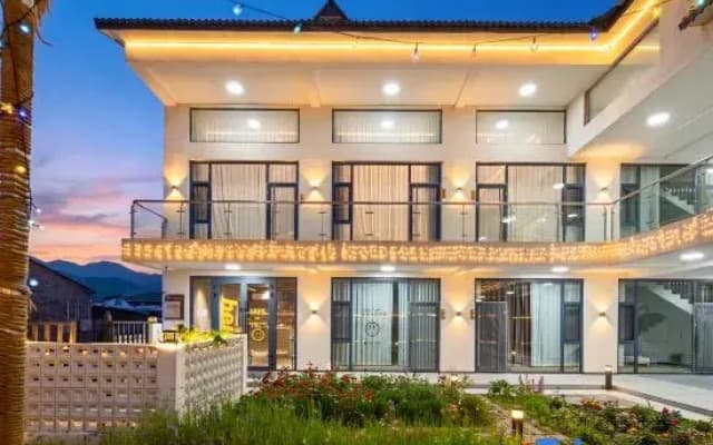Yunsheng Fanhua Gun Mountain View Family Vacation Homestay (Nalati Scenic Spot Branch)