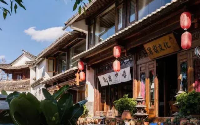 The translation would be: Pumi Hepanshan She Inn (Tengchong Heshun Branch)
