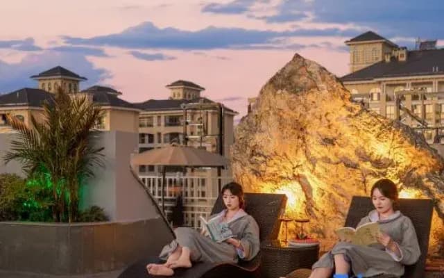 Moshang Qingya Hot Spring Hotel (Tengchong Main Urban Area Wenxing Building)