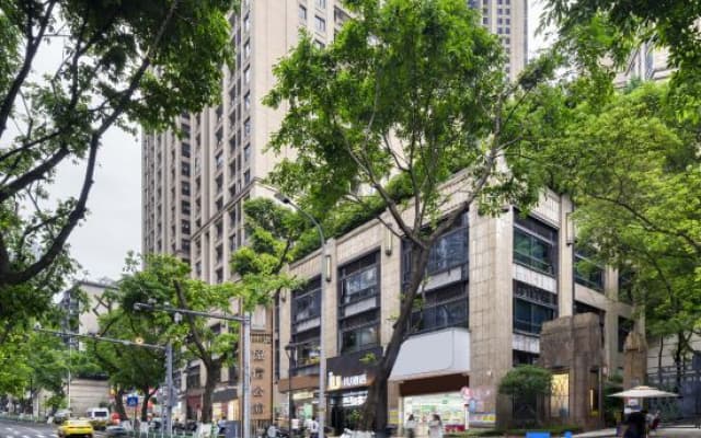 IU Hotel (Chongqing Jiefangbei Hongyadong Branch)