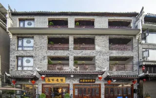 Fenghuang Yijia Yishu · High-End Riverside Villa (Fenghuang Ancient City Store)