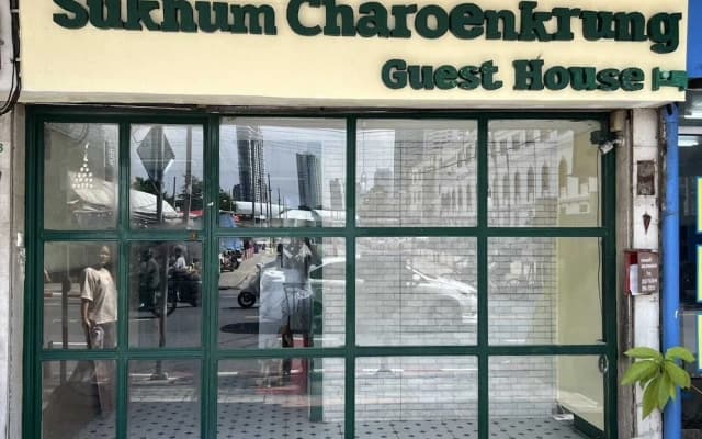 Sukhum Charoen Krung Tak-Sin guest house