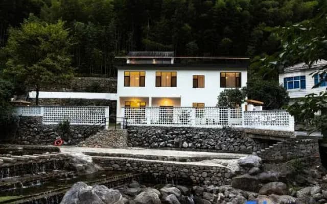 Anji Xunmeng Taohuayuan · Huashuxia Creekside Courtyard Boutique Hotel (Longwang Village)