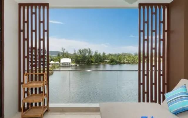 Luxury 2BR Jacuzzi Pool Suite Lakeside Angsana Laguna
