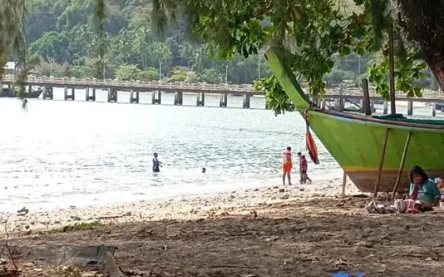 Wood Cabin by the bay, Awnon Beach Resort @TTC