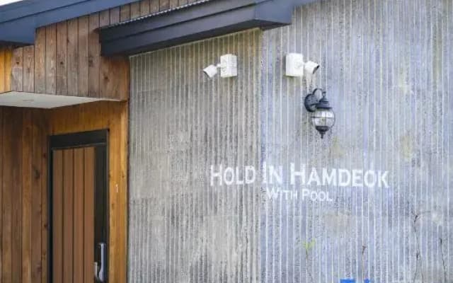 Hold in hamdeok with pool