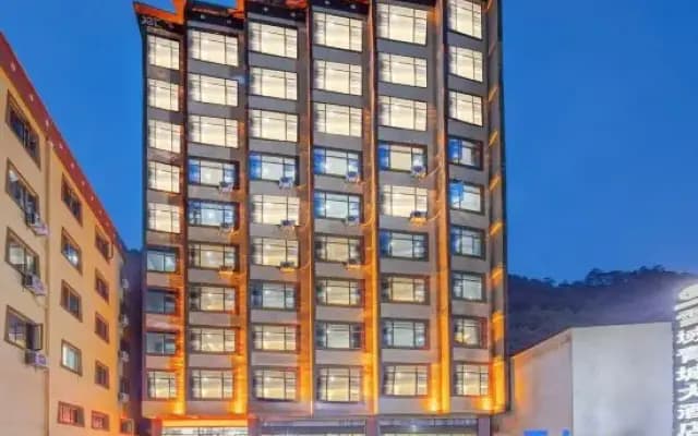 Yayajiang Xueyu Qingcheng Hotel
