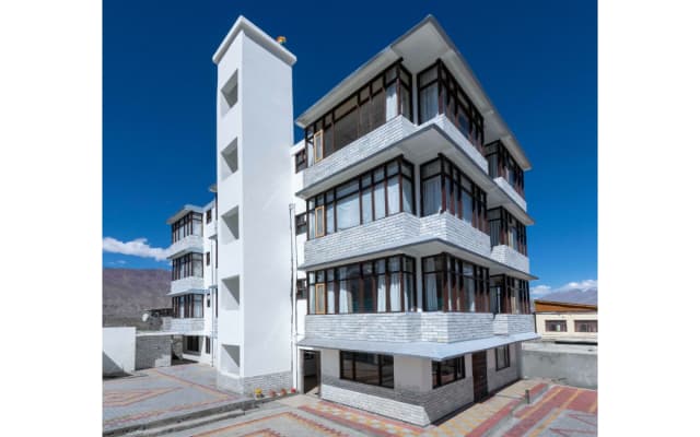 Dee Grand Marq Hotel