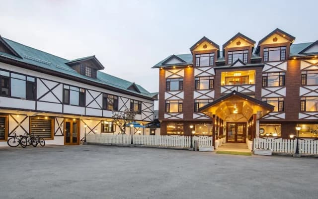 Apple Orchard Resort & Spa - Overlooking Zabarwan Mountain